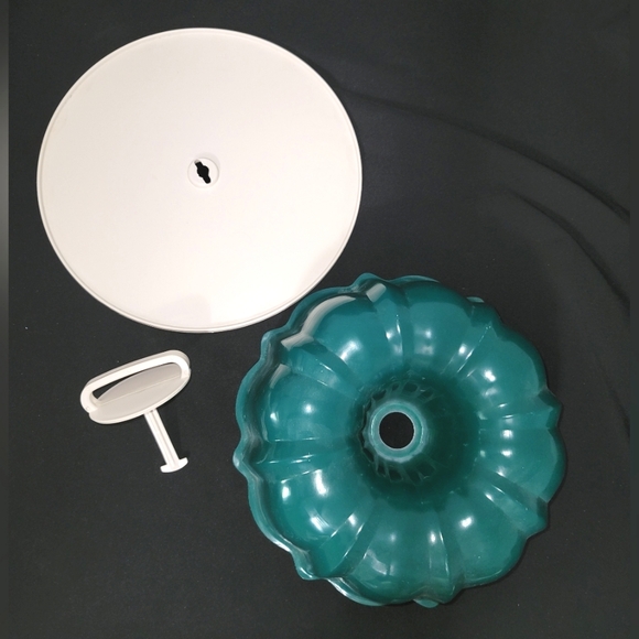 10" Bundt cake pan with storage/carry handle - Picture 4 of 12